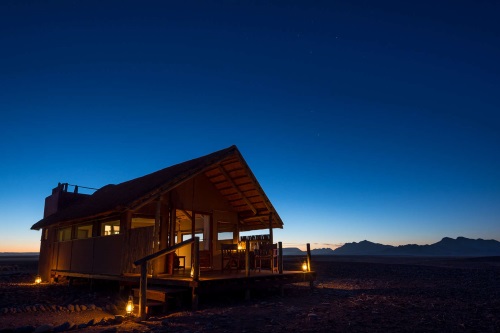 Kulala Desert Lodge huisje avond